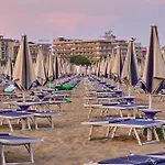 Spacious Seaside Flat For Large Families Apartman *